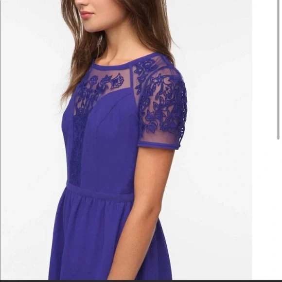 kimchi blue skater dress Kimchi Blue Autumn Cap-Sleeve Skater Dress worn by Haley Dunphy on Modern Family. Shop it: http://www.pradux.com/kimchi-blue-autumn-cap-sleeve-skater- dress-34344?q=s9
